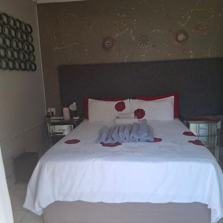 Vicky B Bed And Breakfast Mogwase Bagian luar foto