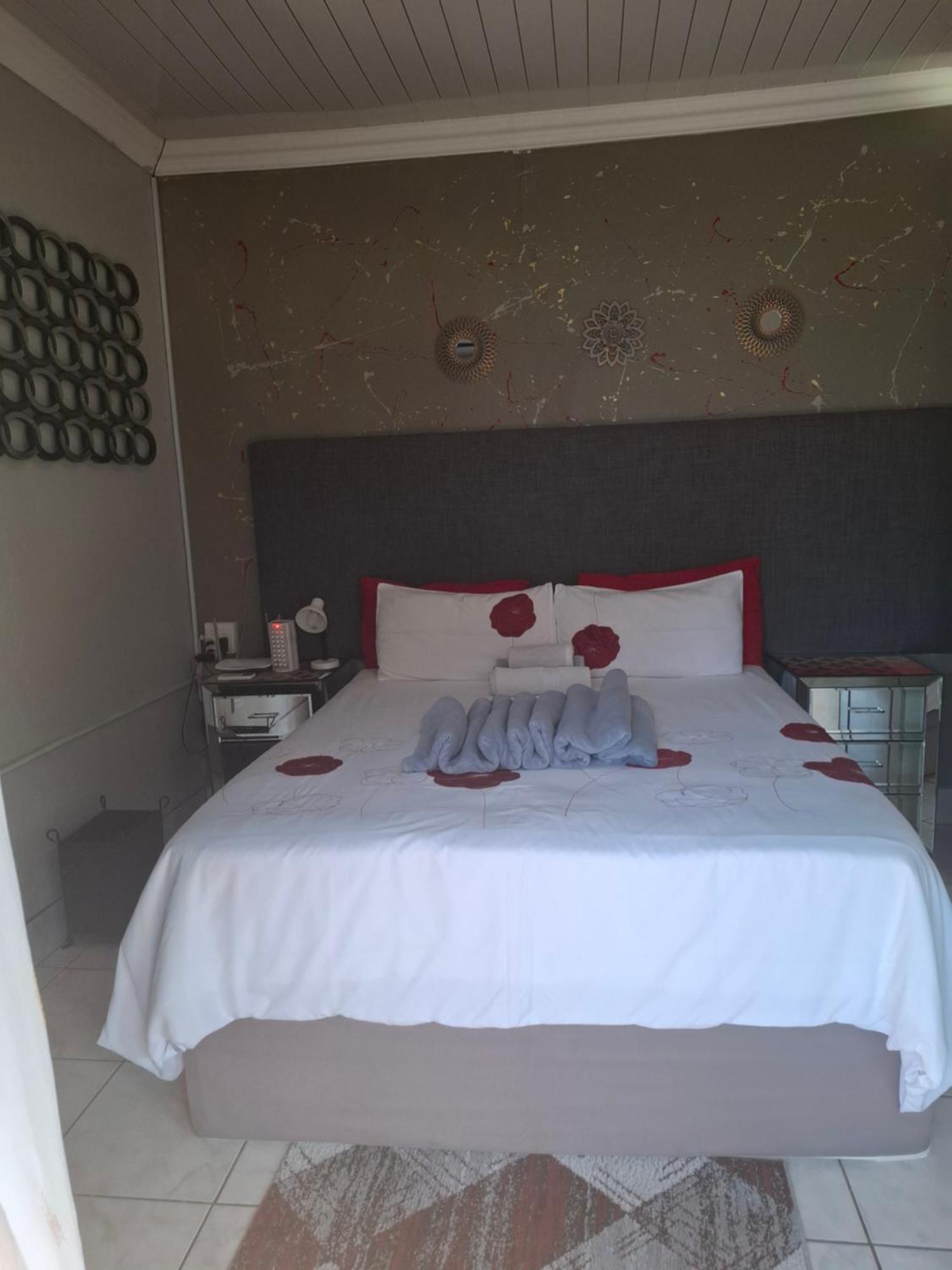 Vicky B Bed And Breakfast Mogwase Bagian luar foto